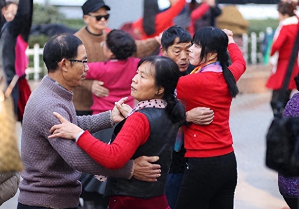 出差一个月妻子怀孕,出差一个月老婆怀孕了这正常吗