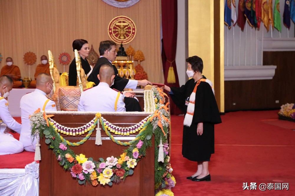 泰国国王携王后为法政大学毕业生颁发学位证