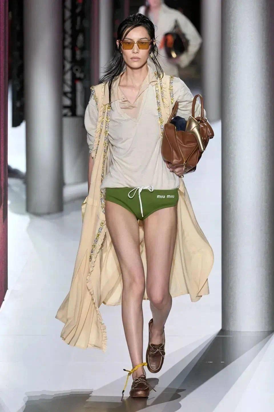 董洁黄色裙子黑色裤子,董洁穿钻石短裤引热议