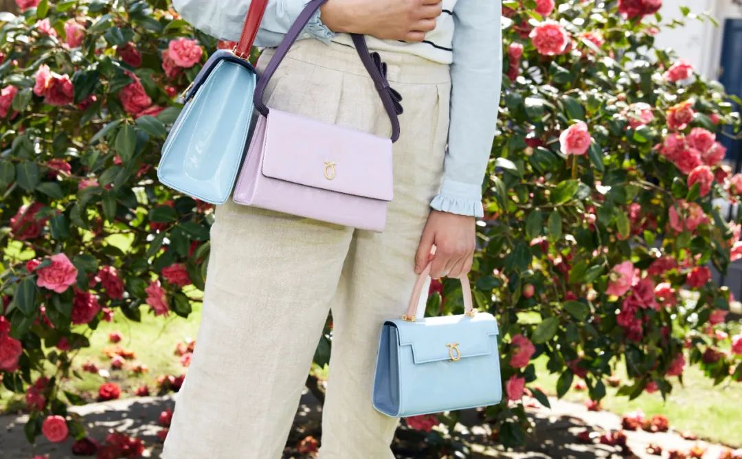 英国女王最喜欢的包包牌子,英国女王拿的包包价格