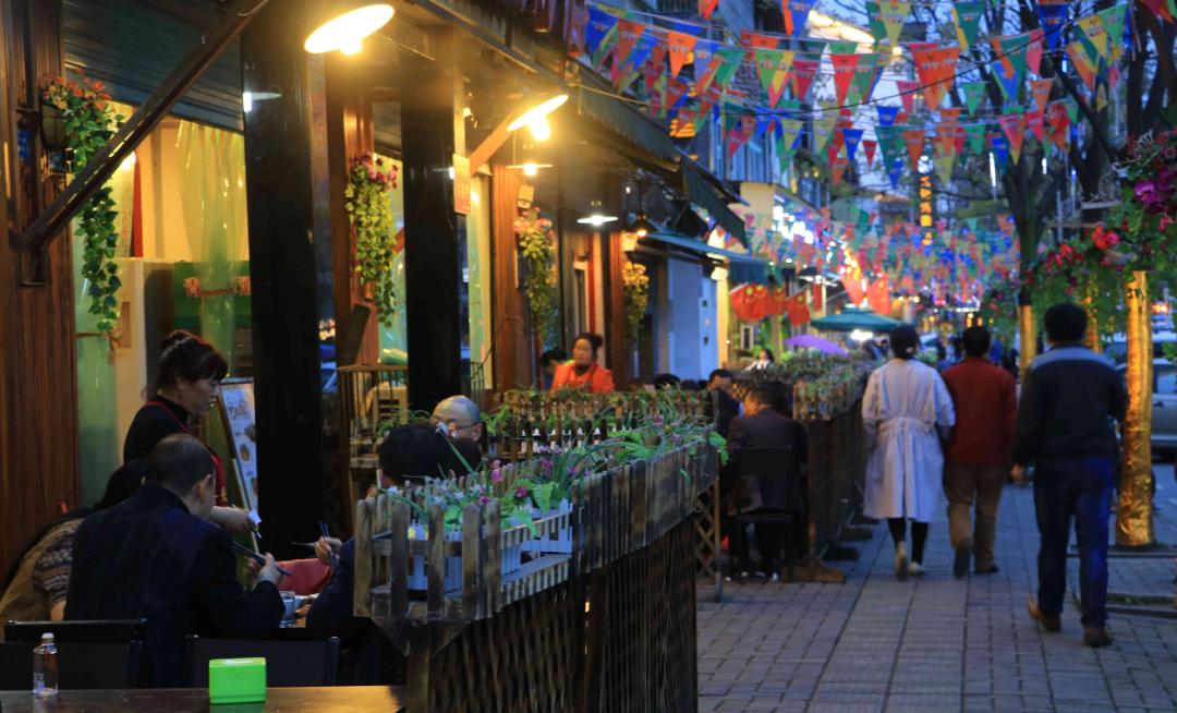 来都江堰的山间溪畔赴一场“好食光”！青山间的火锅店、花园里的小食堂......赏景美食两不误~