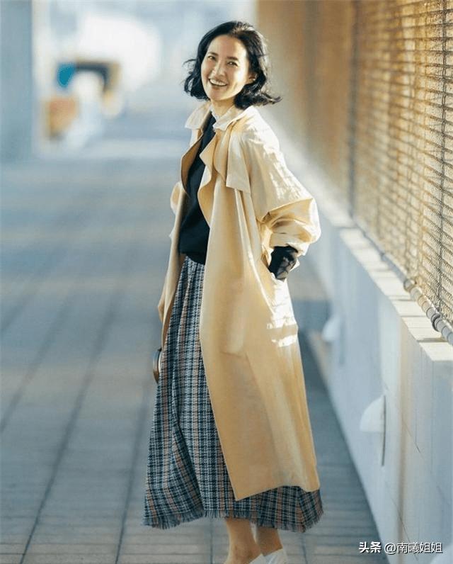 50岁女人穿既优雅又显瘦,日本女士50岁穿搭技巧