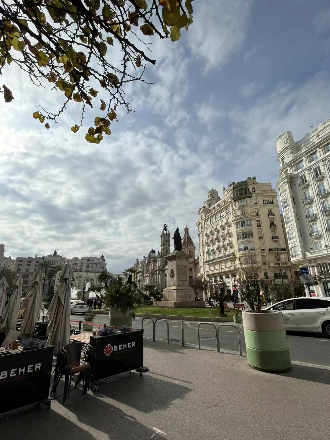 彩色旅图·西欧纪行｜瓦伦西亚的情人节，小贩在饭店外面卖鲜花