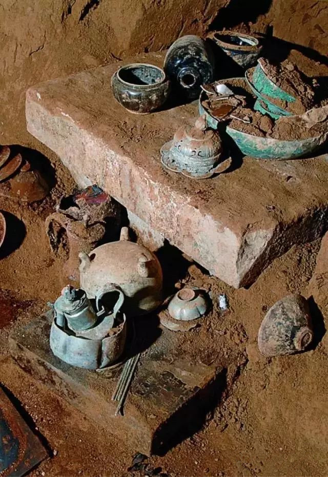 2006年陕西男子偷挖自家祖坟,男子盗自家祖坟的东西被判死刑