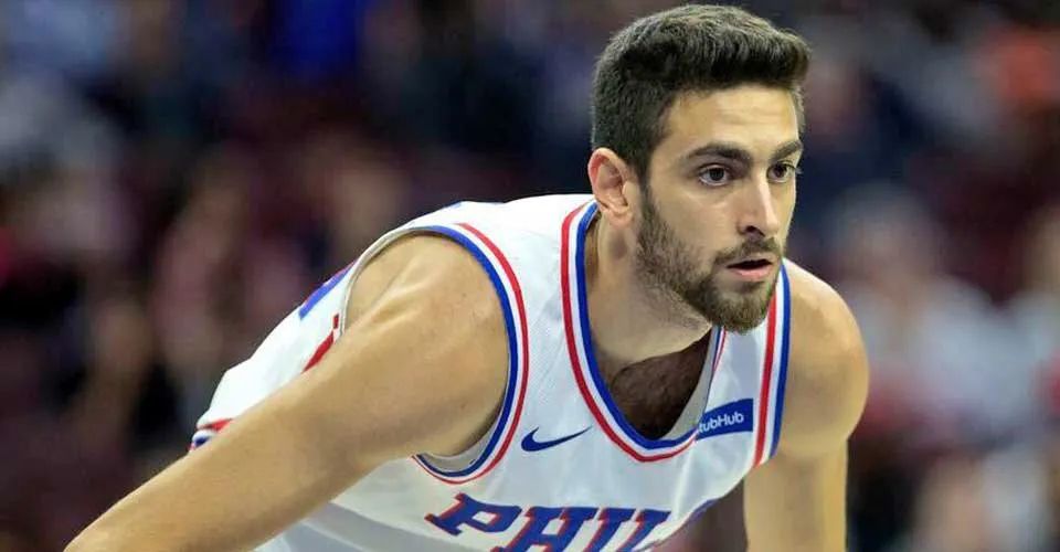 在美国打球的篮球运动员福尔康，被《GQ》杂志评选为最佳着装男士