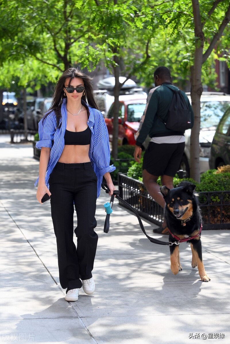 艾米丽拉塔科夫斯基穿衣搭配,艾米丽拉塔科夫斯基穿露脐装