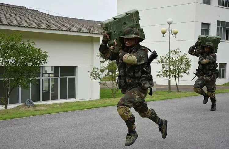 【起床号】4月1日，早安！歌曲《追梦赤子心》