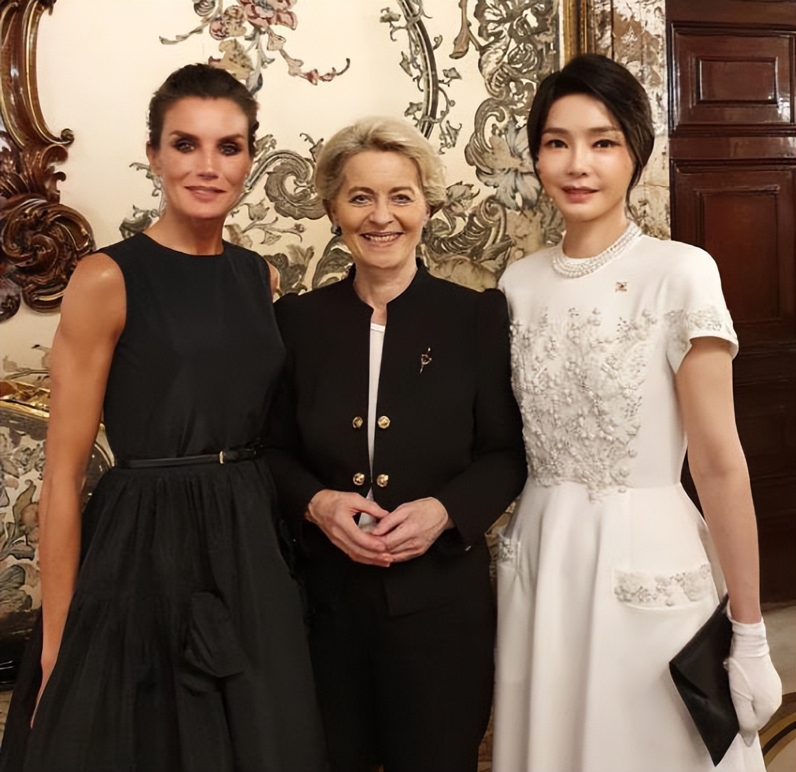 韩国第一夫人穿蓝西服,韩国第一夫人红宝石项链