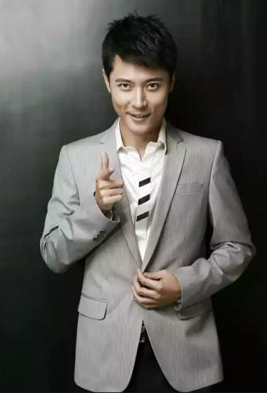 张丹峰洪欣风波后首次合体亮相,张丹峰怀柔拍戏