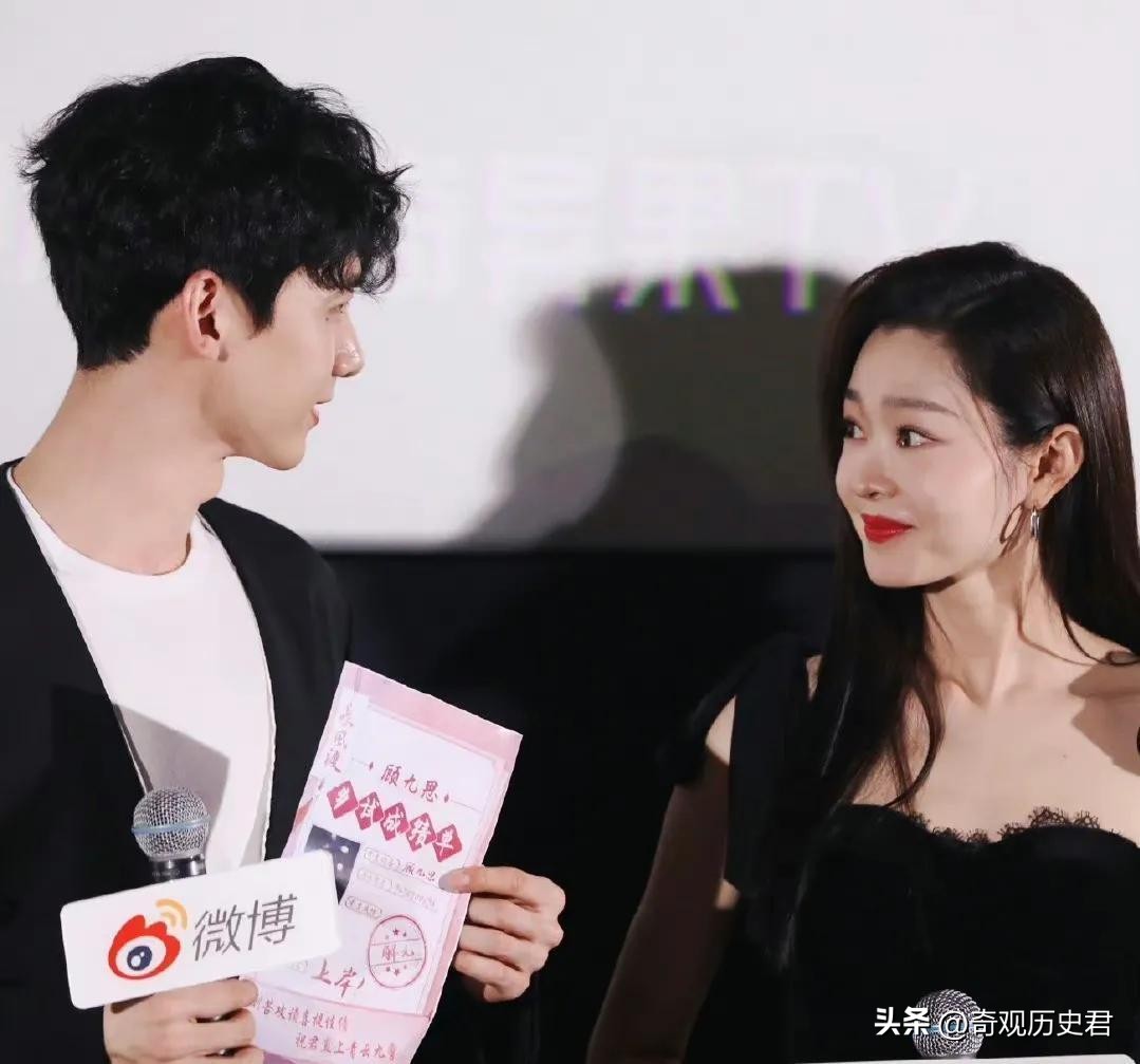 白敬亭宋轶扫楼拍照换玩偶,白敬亭穿外套抱宋轶