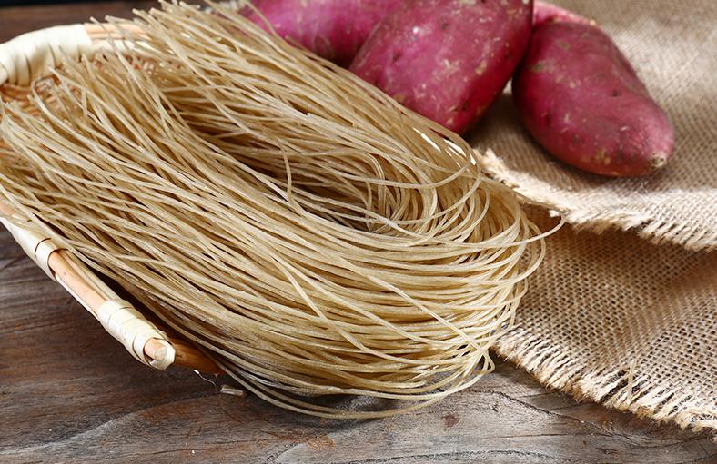 买粉条记住这三招,如何辨别红薯粉条真的假的