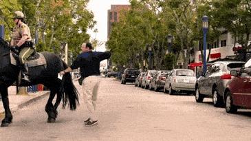 女孩子看起来外表美丽，其实裤袜已经掉到大腿根了！哈哈哈