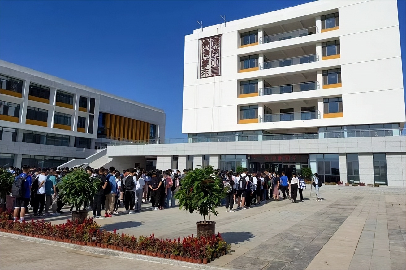 河北保定：家门口上好学莲池区4所新建校投入使用