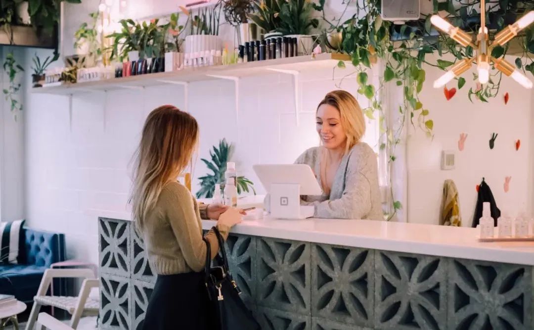 我妈花2800买了件羊毛大衣后，竟然开始自己动手做了……