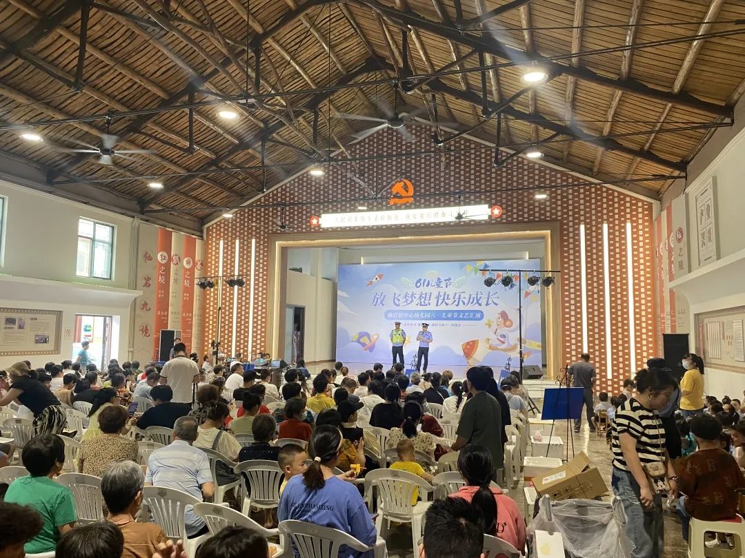 小萌娃应邀进警营警彩体验零距离,警彩少年平安校园