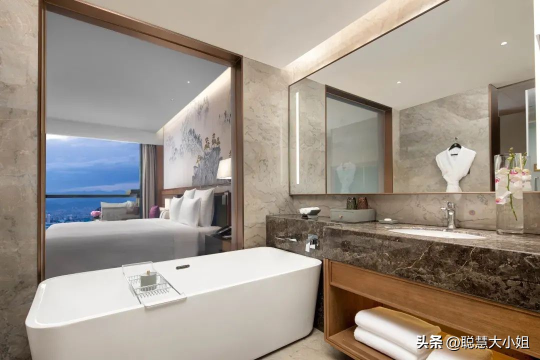 昆明旁边的小城，有山有湖好舒服