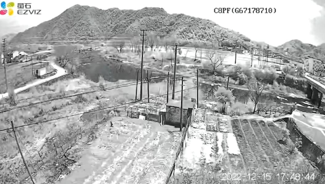 直径十五公里陨石坠落的瞬间,杭州天空疑现陨石为什么这么亮