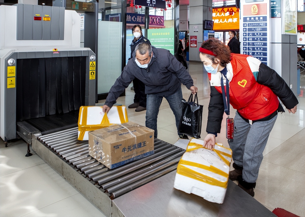 春运出行高峰普陀“志愿红”温暖旅客回家路