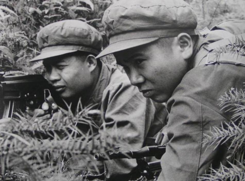 副政委下落不明，部队深夜寻找，顺手打了越军一个伏击