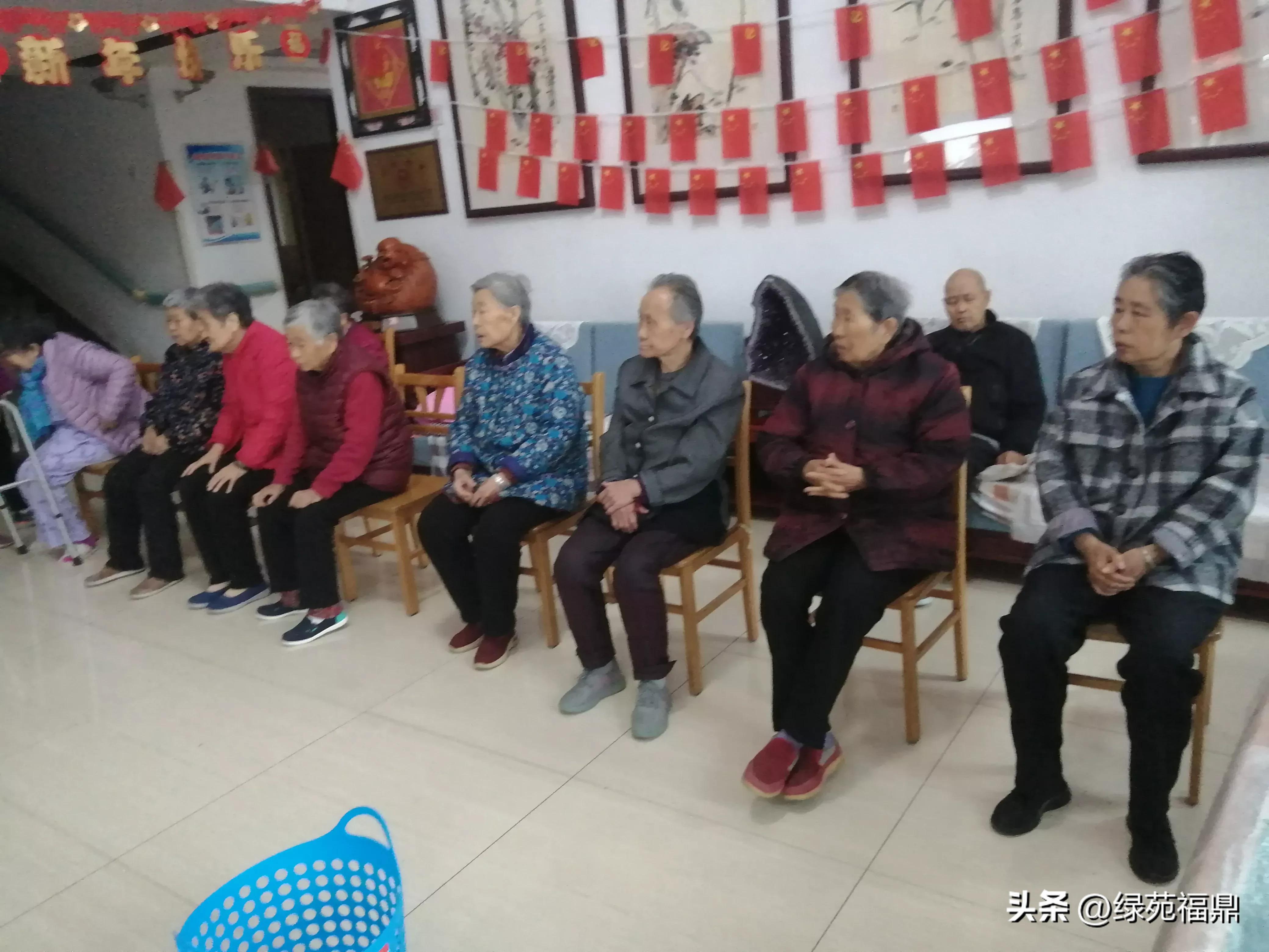 济南市绿苑福鼎老年公寓为老人组织趣味投球活动