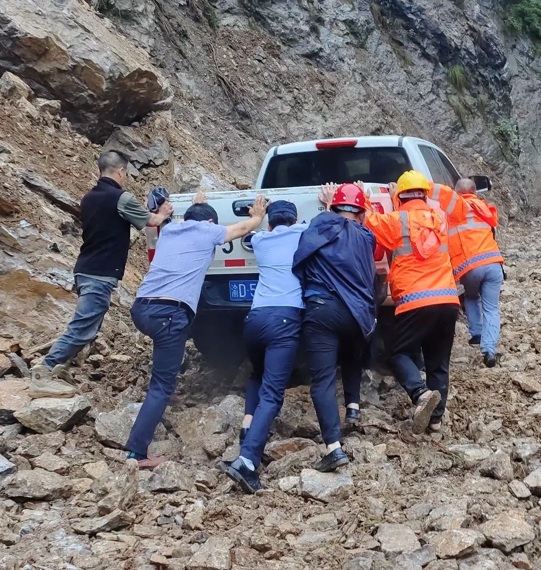 夏季行动|暴雨来袭，巫溪公安全力守护为群众撑起“平安伞”