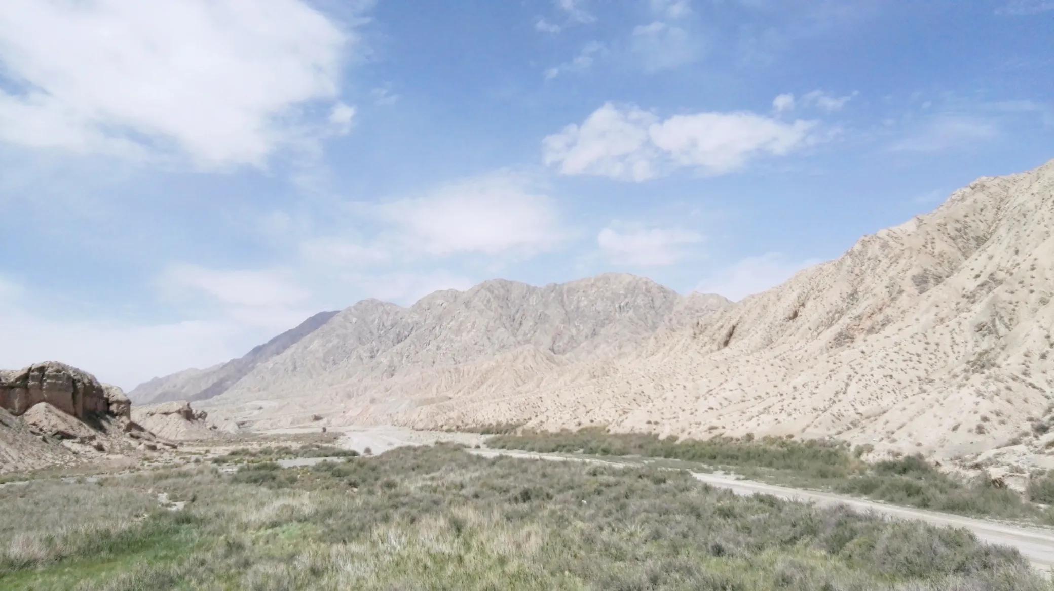 青藏高原青海西部翡翠湖一日游,自驾青海茫崖翡翠湖入新疆路线