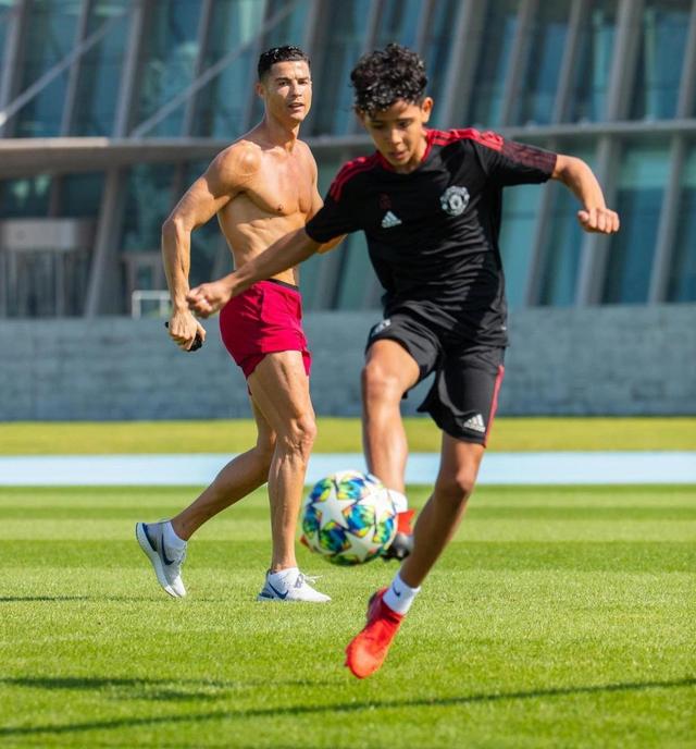 7-1大胜！迷你罗世界波破门，助曼联U12连胜，C罗与儿子成对比