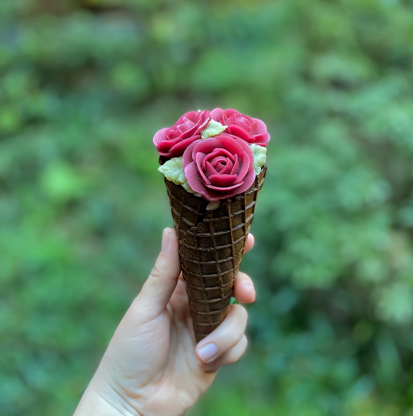 夏日的甜蜜诱惑:玫瑰花冰淇淋,盛开在夏日里的美味“花束”