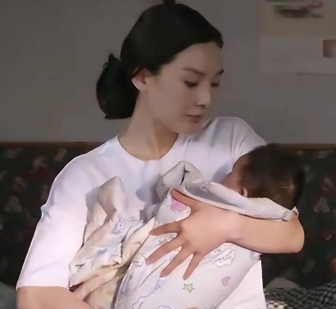 纯母乳宝宝厌奶攒肚是消化不良吗,三个月宝宝猛涨期碰上厌奶期