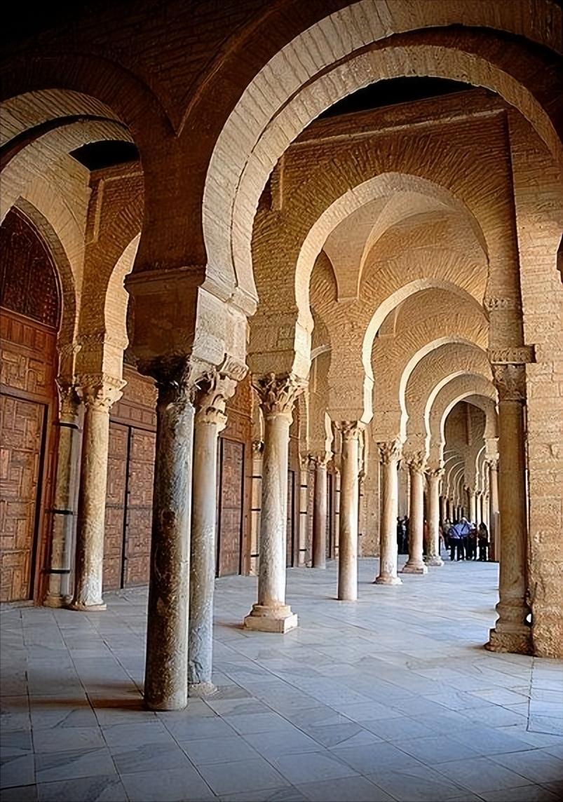 突尼斯历史遗产和建筑，反映了突尼斯怎样的文化背景？