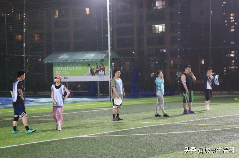 飞盘运动正悄然俘获年轻人的心,足球场地内玩飞盘