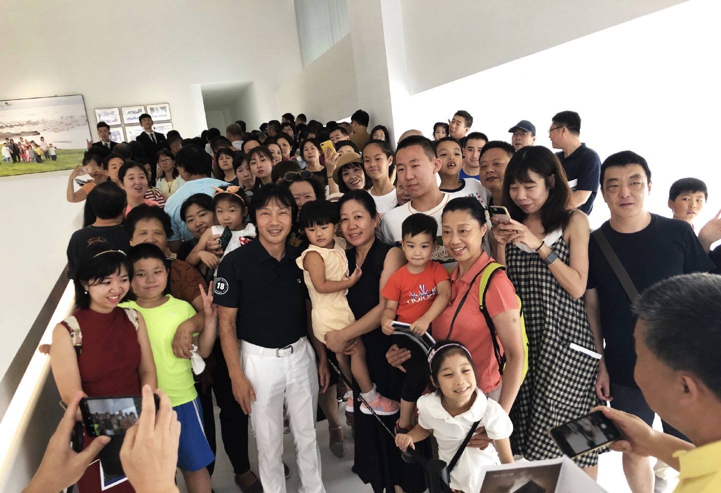 54岁四川男人,开蛋糕店身家20亿,离婚后玩摄影去过53次非洲