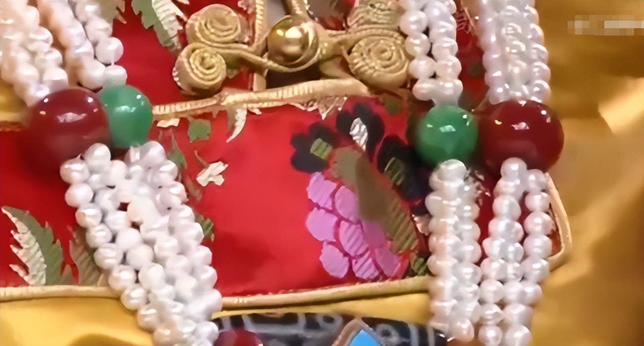 阿兰九眼天珠和李连杰的九眼天珠,最牛的富婆