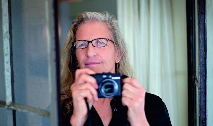 她拍照日薪70万，女王为她摘掉王冠，明星为她宽衣解带还一片难求