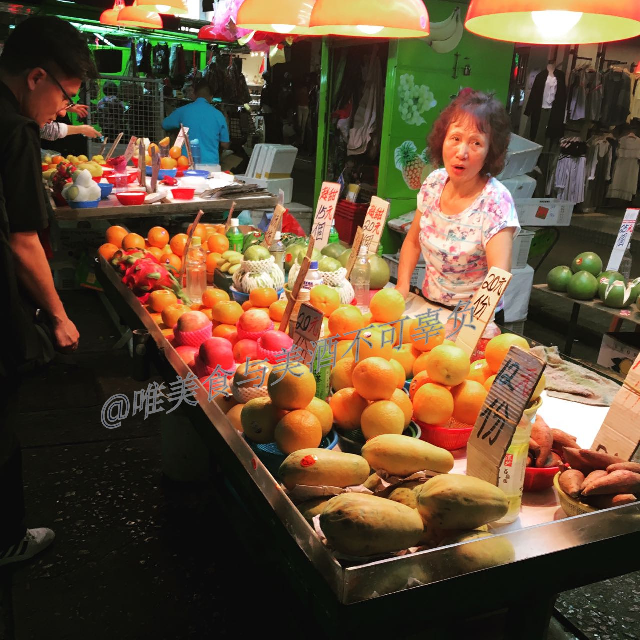 逛香港街市，买蔬菜生鲜，还有美味烧腊、蚝豉干贝，以及人间烟火