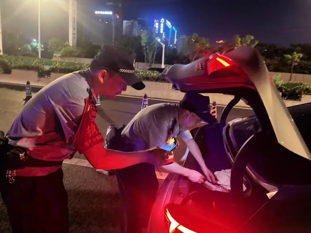 警方开展夏夜治安巡查宣防,古城派出所开展夏夜治安巡查宣传