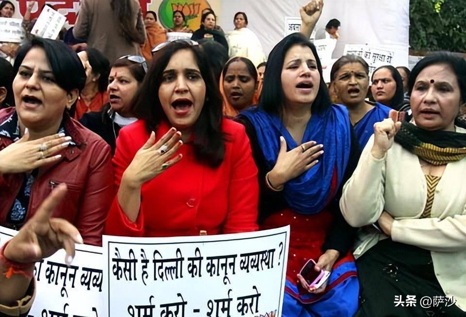 印度女医学生惨遭六人轮奸*杀虐**：2012年12月16日印度黑公交轮奸案