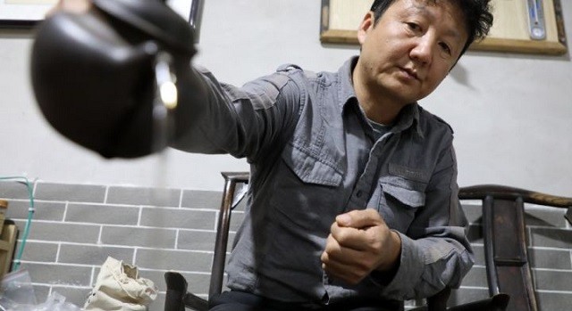 山西小伙卖房、花光百万，买了一屋烂树根，11年后价值无法估量