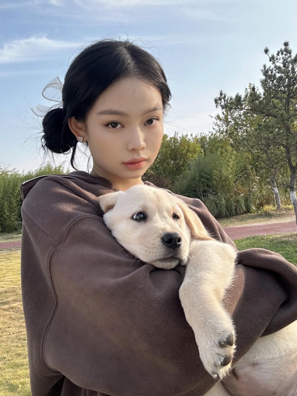 别再披头散发了教你一招秒变女神,今年别再披头散发了三款减龄发型