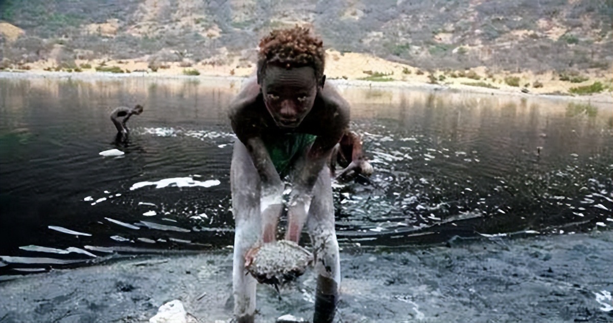 日薪60元的非洲采盐人，用命换钱，几年时间皮肤溃烂、耳聋失明