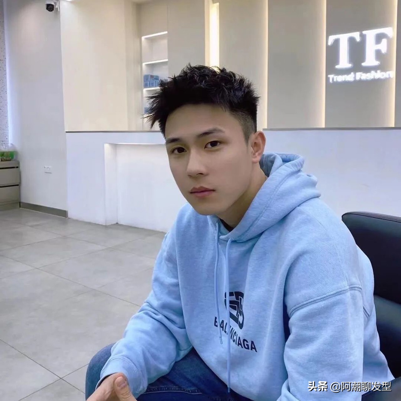 今年流行的男士发型怎么剪好看,男生干净利落帅气发型适合夏天剪