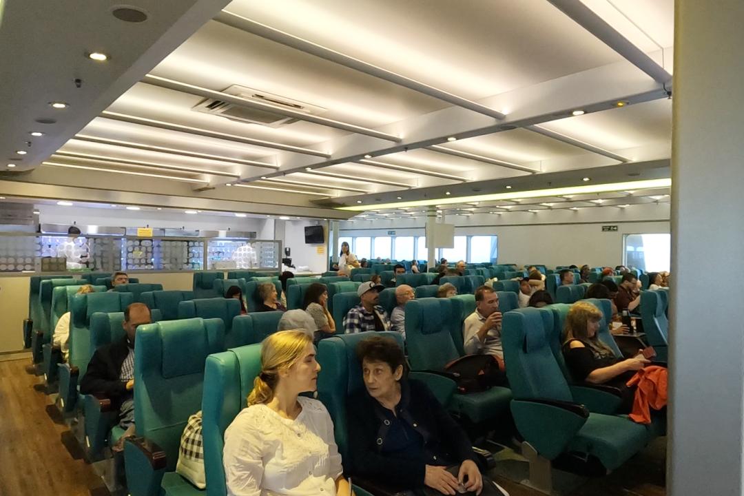 花了6000元在海上吃西餐,花了8000块钱到河里面吃一顿饭