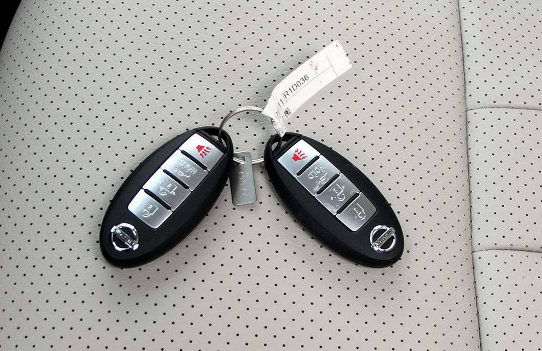 如果车钥匙被锁在车里怎么办,车钥匙锁在车内只能砸窗户