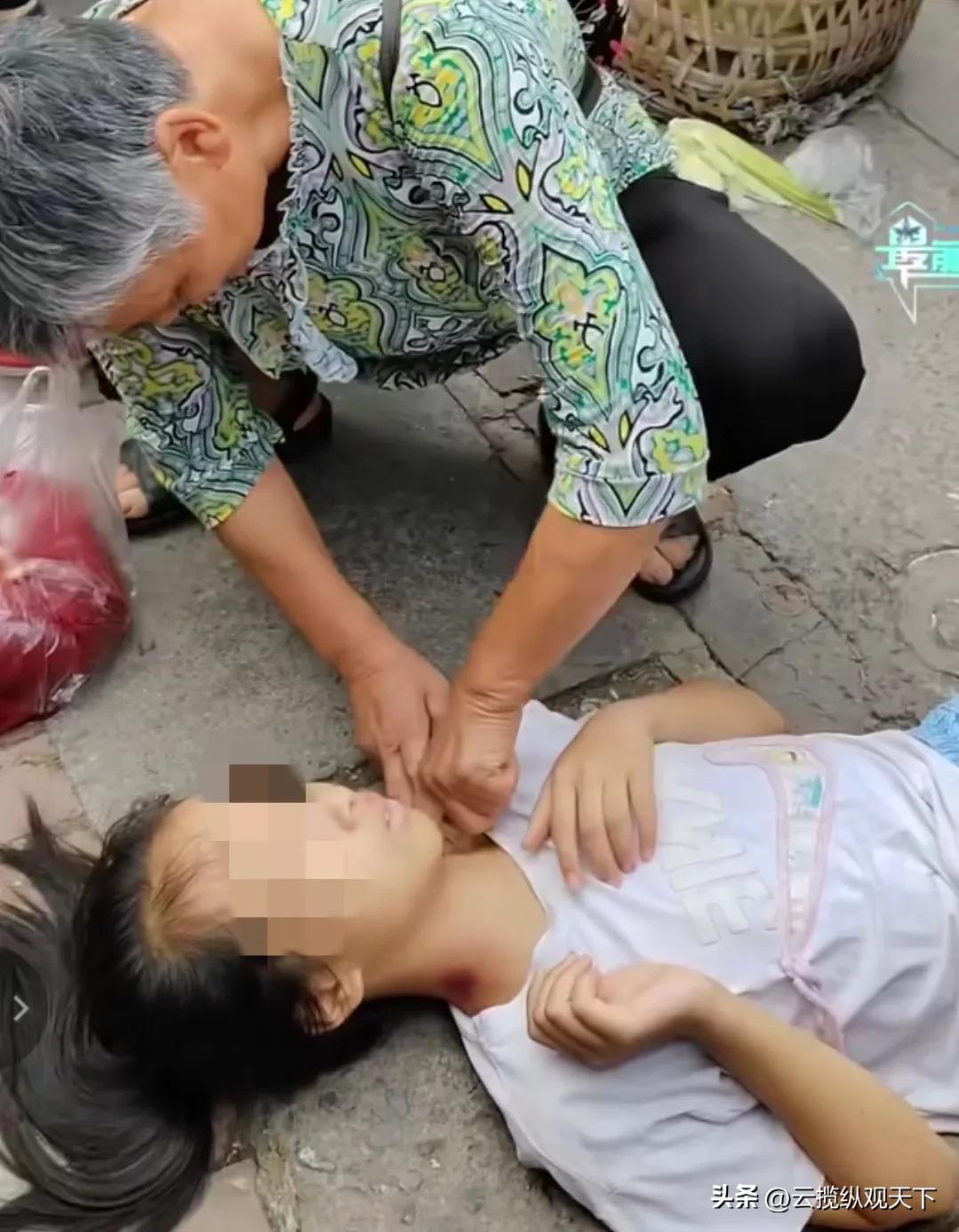 小女孩中暑晕倒,正能量路人营救中暑晕倒抽搐儿童
