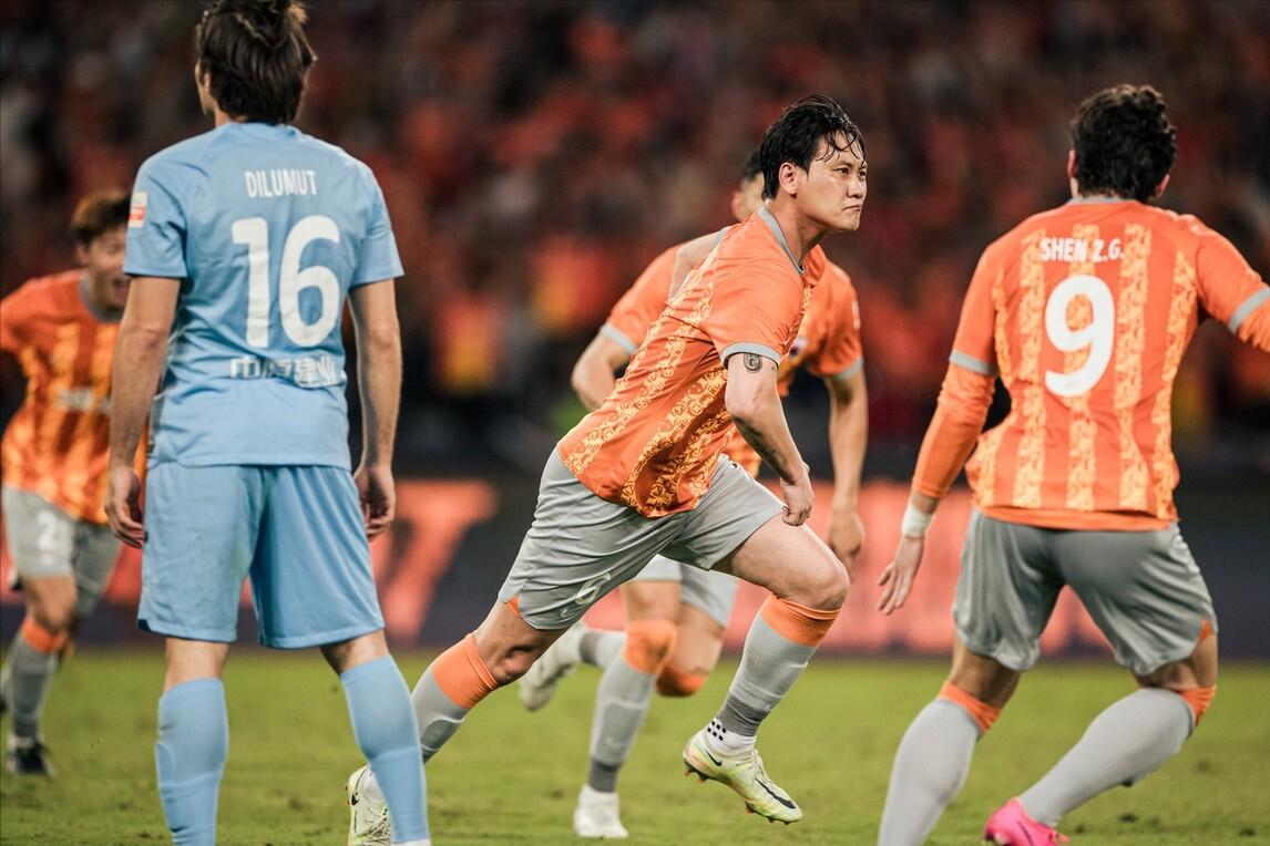 中超球迷回到赛场,中超回来了