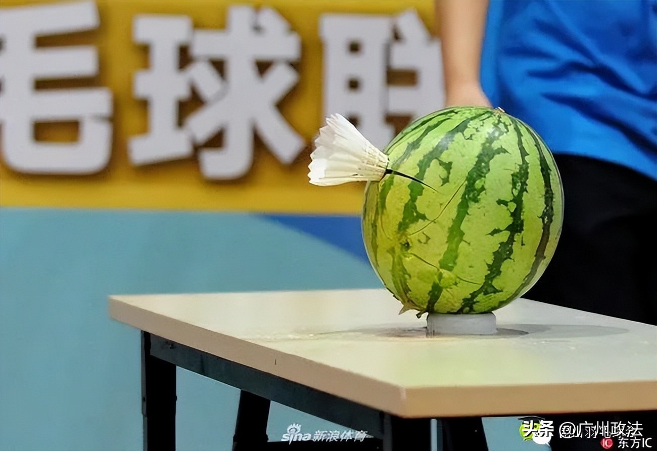 羽毛球击中眼睛怎么处理,打羽毛球撞到眼睛该负责吗