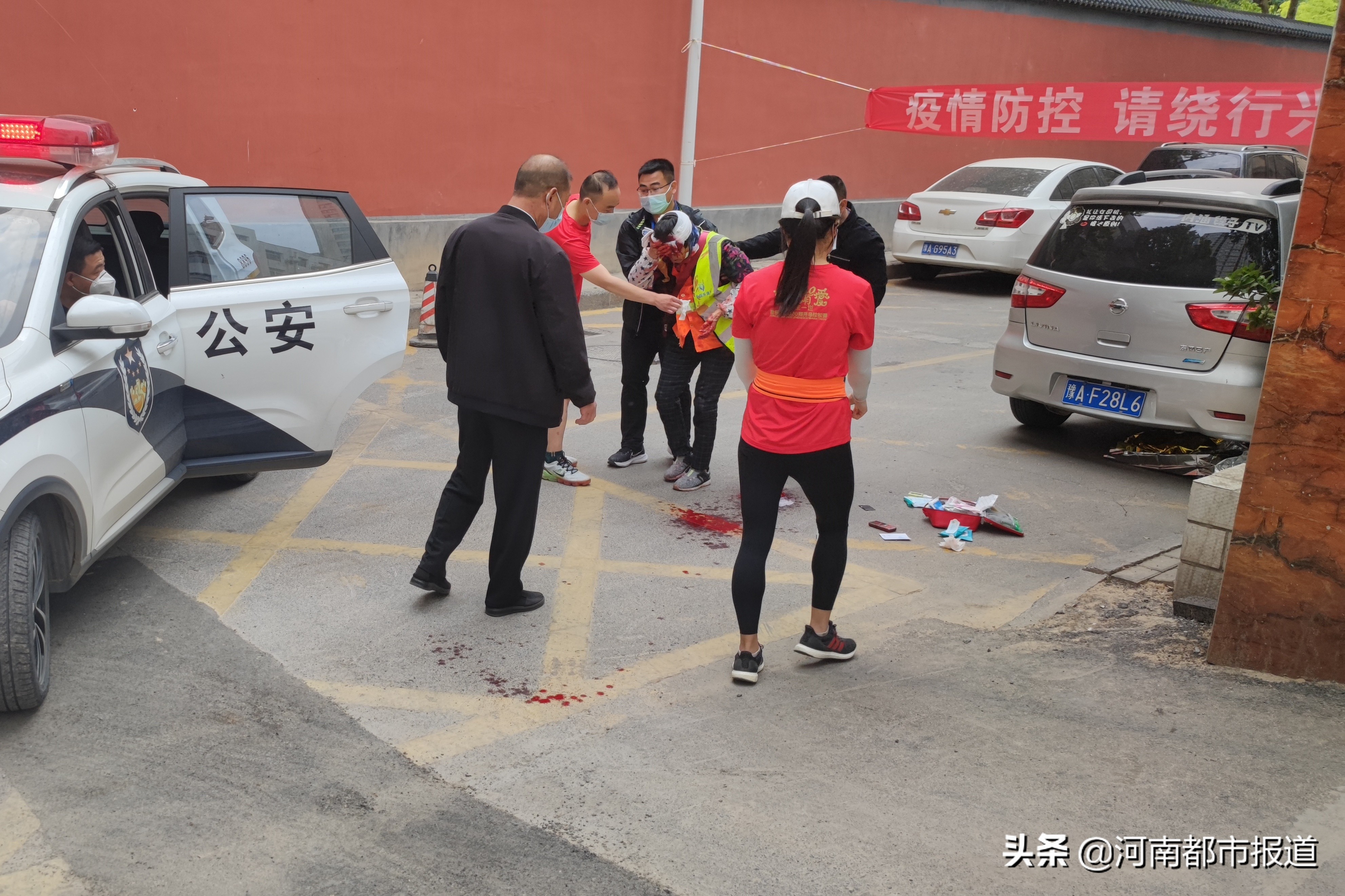 老人车旁摔倒警民暖心救助,民警暴雨中救助受伤老人