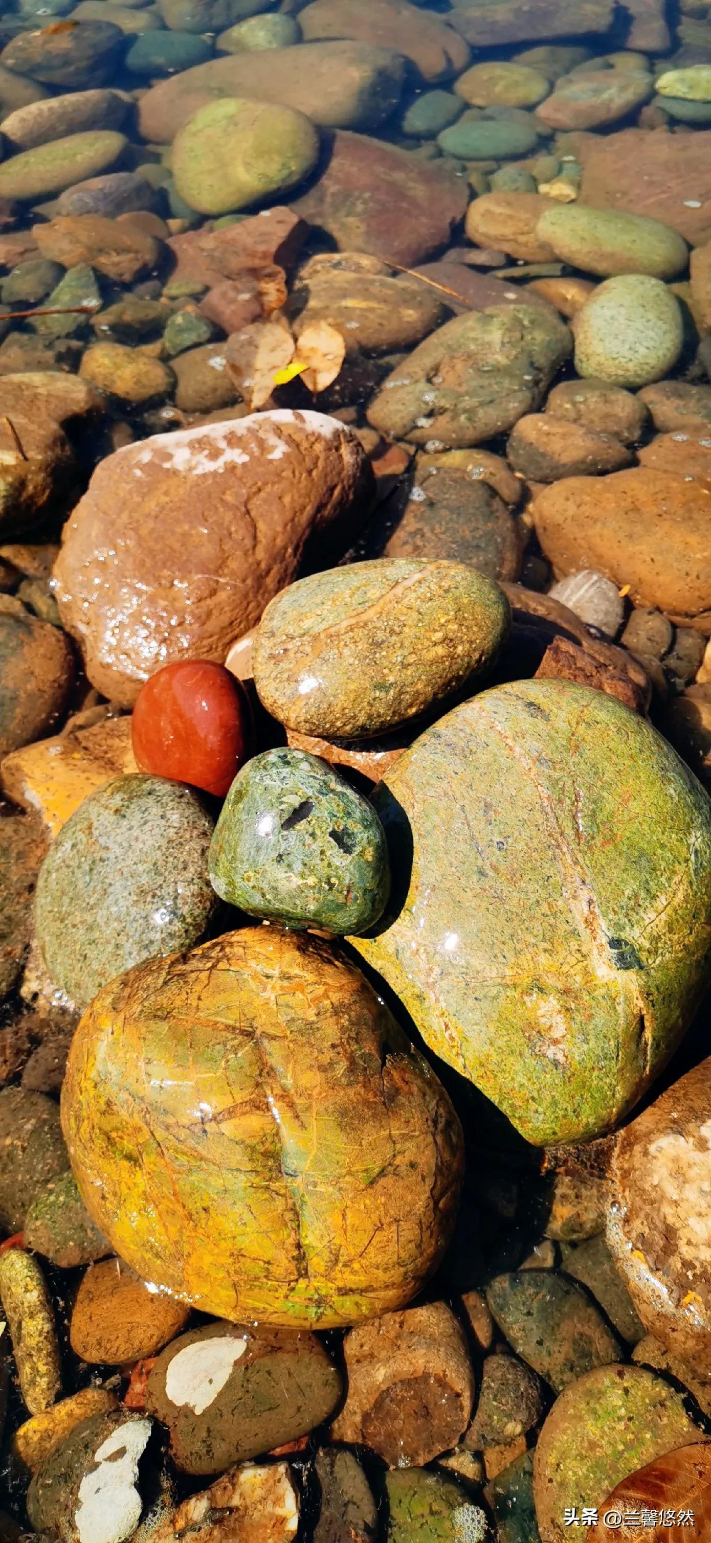 思茅港奇石,棋子湾的彩色石头