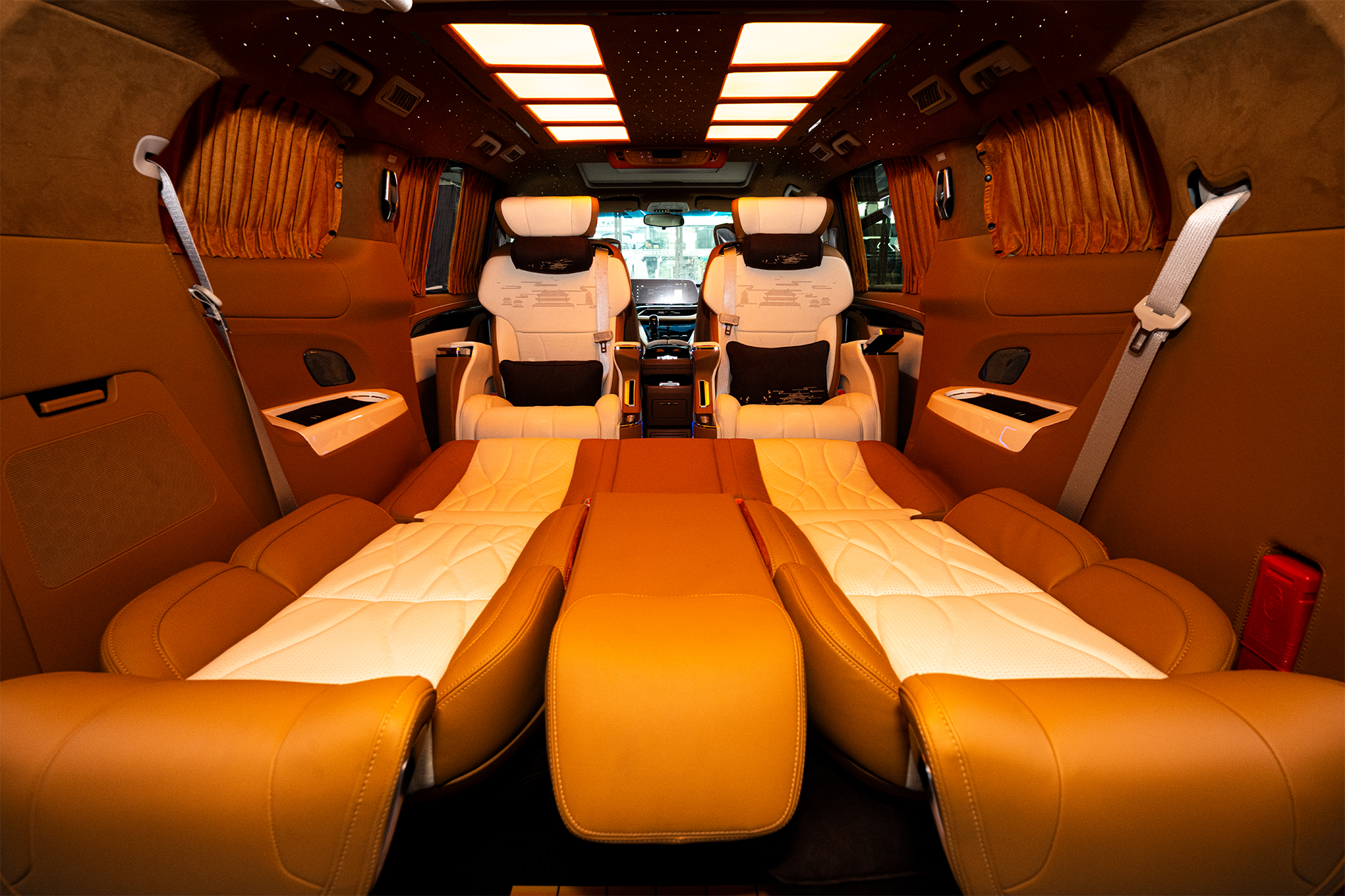 别克gl8商务外观,最新落地别克gl8公务舱豪华型