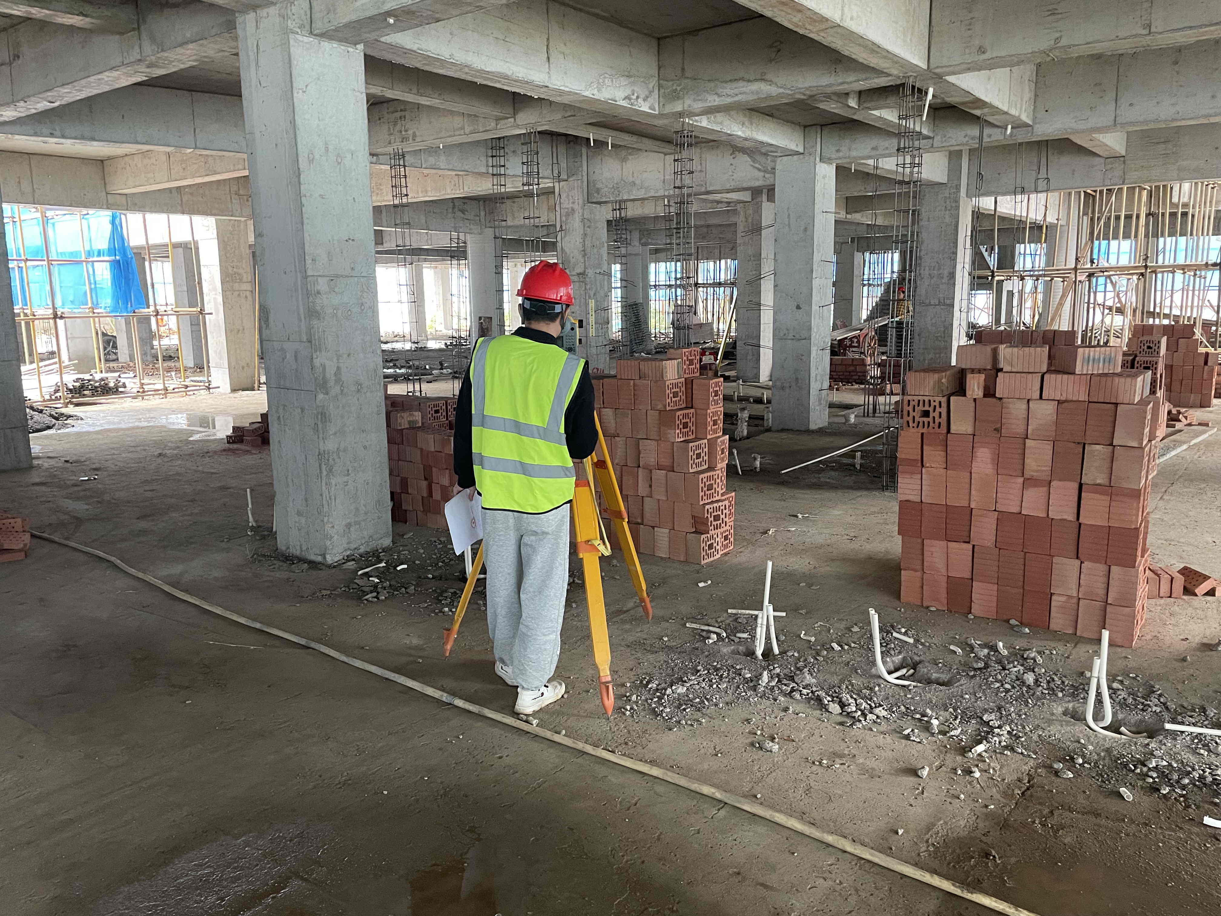 水准仪和全站仪测高程哪个更精确,全站仪可以直接测量高程吗